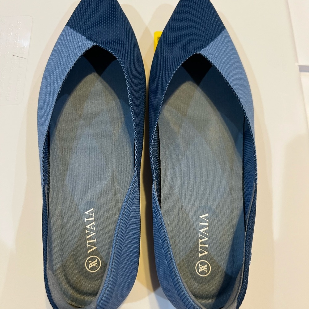 Vivaia Pointed-Toe V-Cut Flats (Valencia 2.0)- Colorblock Blue